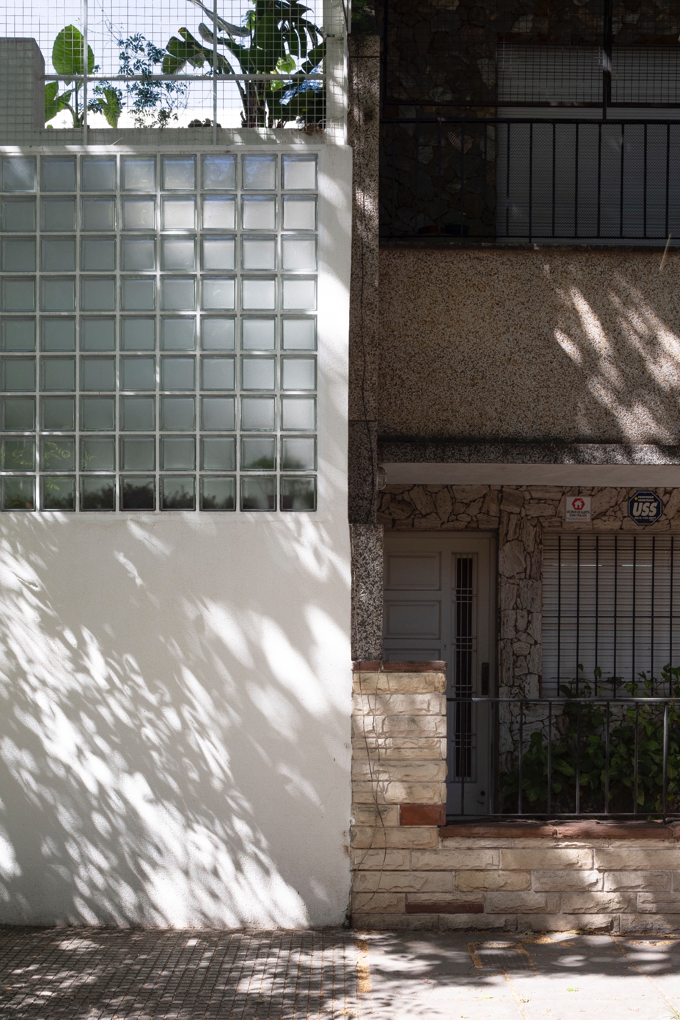 Encuentro entre la fachada blanca y la casa vecina