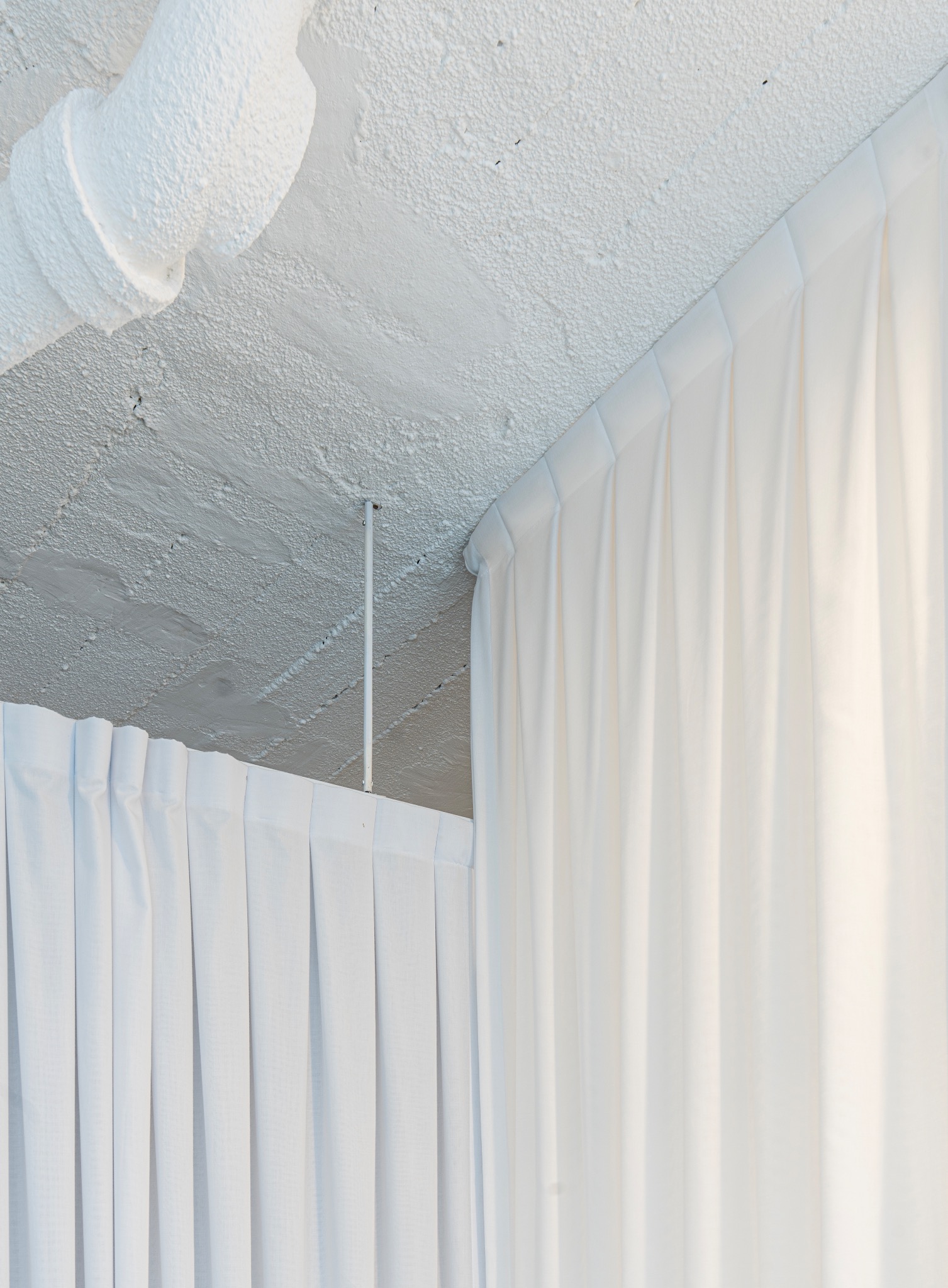 Encuentro entre las cortinas blancas y el cielorraso existente