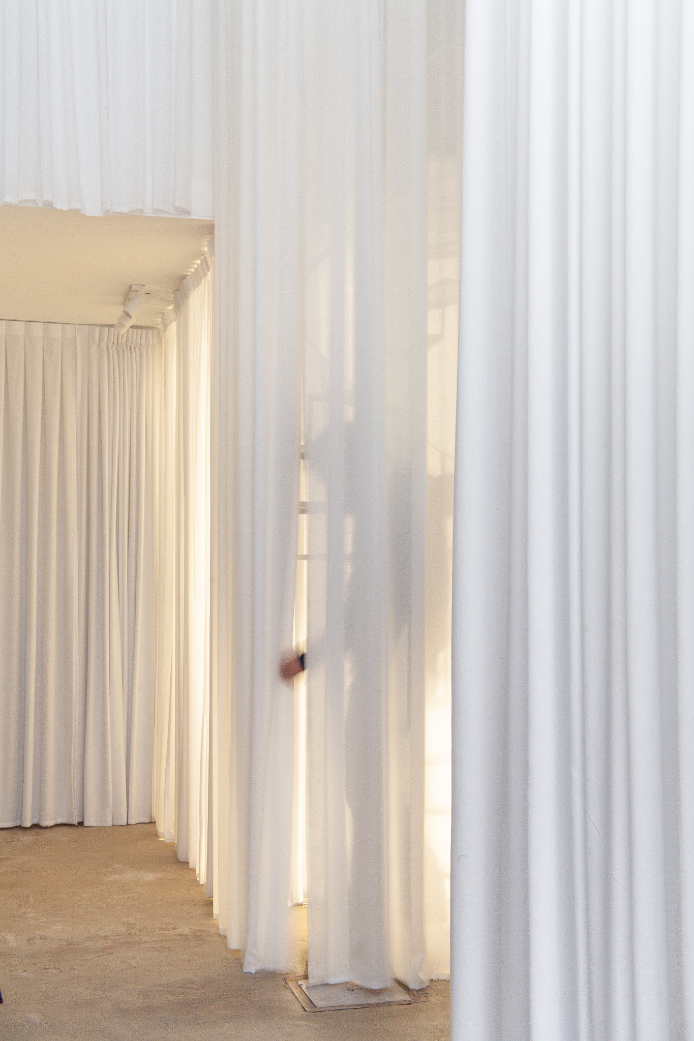 Secuencia de cortinas translúcidas en el interior de Kabrakuervo
