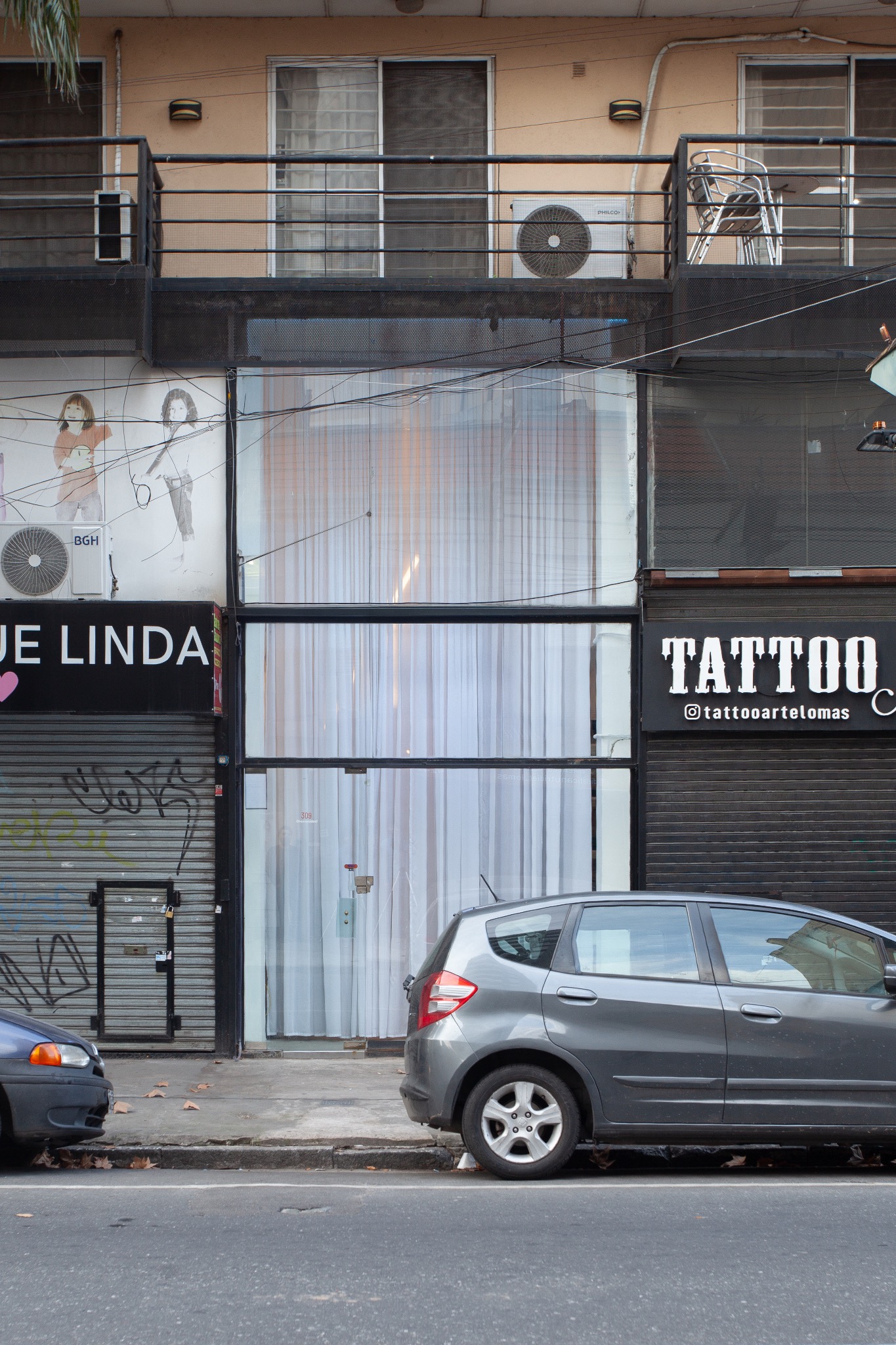 Fachada diurna del local Kabrakuervo en su contexto urbano