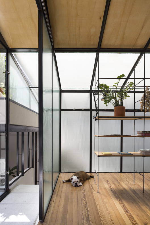 Interior de Casa Juramento con un perro sobre el piso de madera