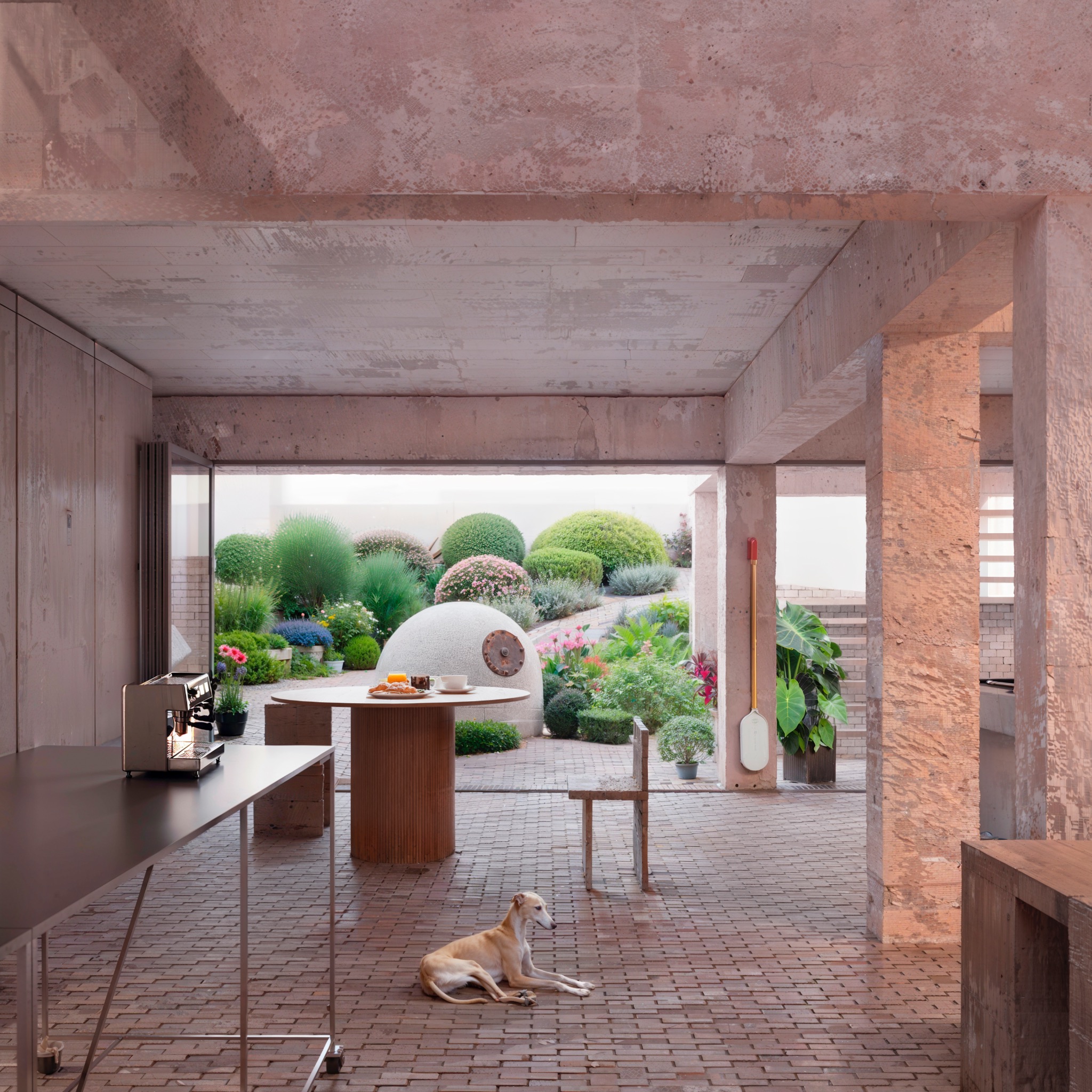 Interior abierto hacia el jardín de la Casa Tronador