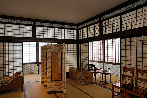 Interior japonés con paneles shoji y mobiliario de madera