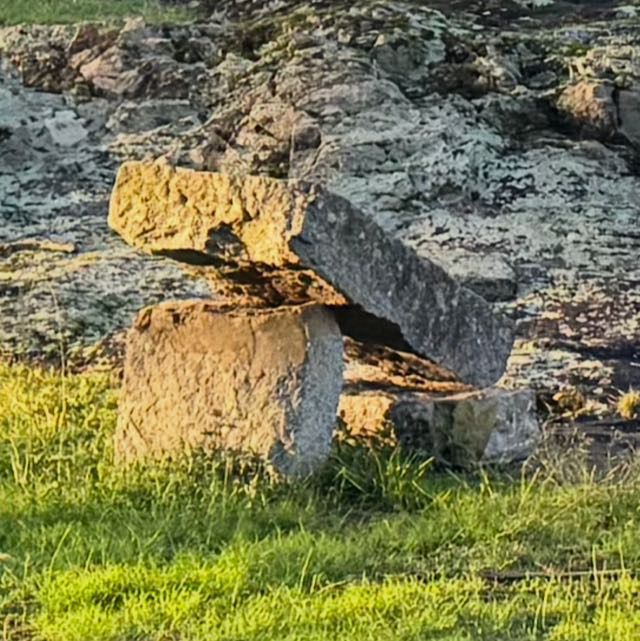 Banco de piedra de la Plaza El Cerrito, Tandil